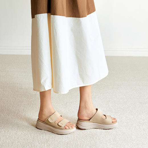 【上新】千百度厚底真皮露趾凉拖鞋女2026夏季新款平底增高一字拖A26386292 商品图4