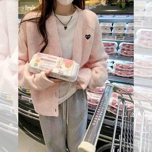 F032073宽松落肩版型简约休闲温柔粉V领竖坑条针织开衫 商品图9