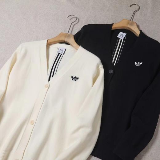 F0320140男女同款刺绣logo后背三条杠V领+排扣设计毛衣开衫 商品图1