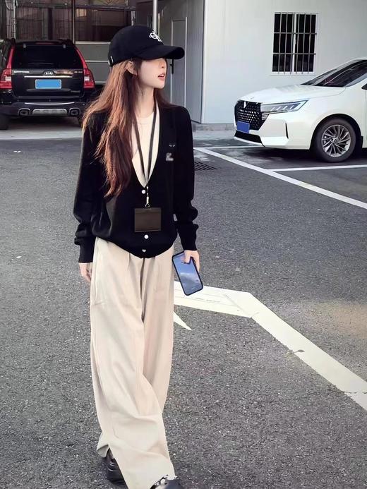 F0320150慵懒随性日系通勤黑色V领刺绣针织假两件开衫 商品图6