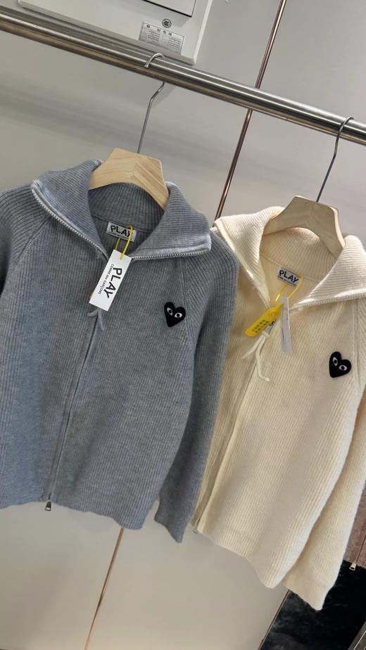 F032073宽松落肩版型简约休闲温柔粉V领竖坑条针织开衫 商品图2