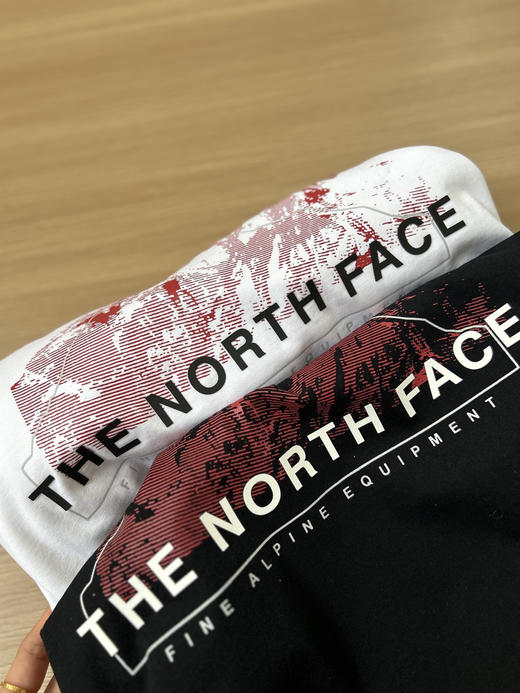 原单正品 TNF北面后背红色大山印花T恤，2026夏季新款，采用高克重230克，洗水面料， 版型稳定 ，彩色图案，趣味又吸晴，上身显瘦穿搭！
颜色：黑色 白色
尺码：M-2XL 商品图7