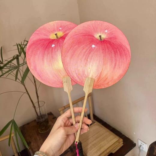 【夏日清凉❗️创意水果扇】仿真苹果造型萌趣十足，轻便不压手，竹柄流苏国风感，夏日纳凉神器，随身携带便携手摇扇家用高颜值学生L 商品图2