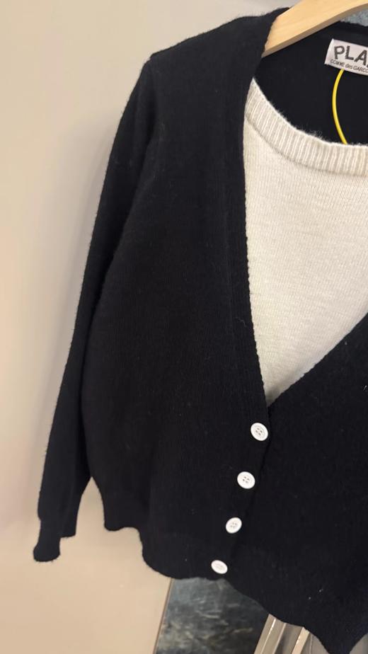 F0320150慵懒随性日系通勤黑色V领刺绣针织假两件开衫 商品图3