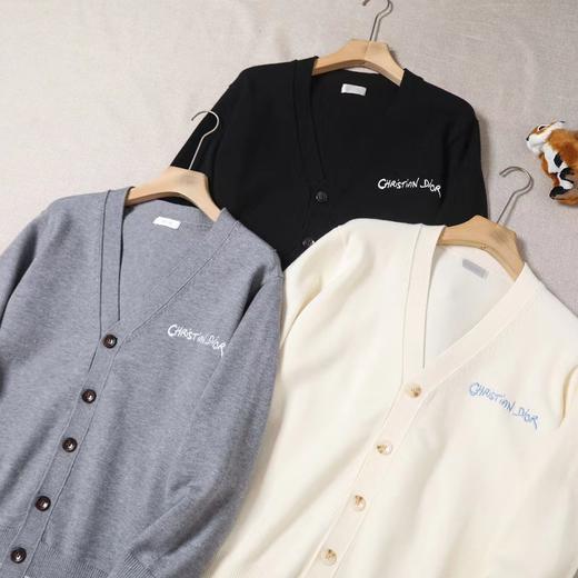 F032061休闲百搭V领排扣下摆条纹设计字母刺绣开衫 商品图1