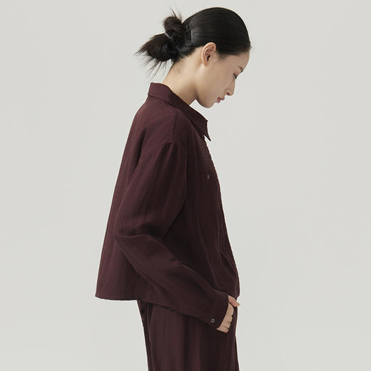 下单3-7天发货！Mylyis 雨露麻休闲短款衬衫/九分裤 短款衬衫翻领利落 双口袋点缀细节 搭配松紧腰九分裤 随性垂坠 适配日常通勤 商品图4