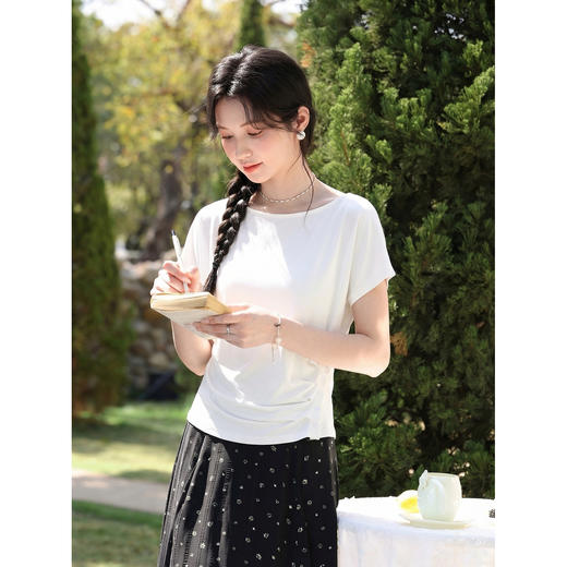 鹿向南「白栀轻语」简约白色圆领T恤女2026夏季新款收腰显瘦上衣 商品图1