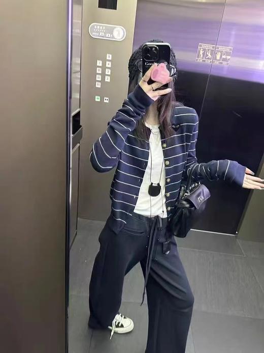 F032074日常休闲百搭微宽松直筒版型藏青条纹圆领针织开衫 商品图12