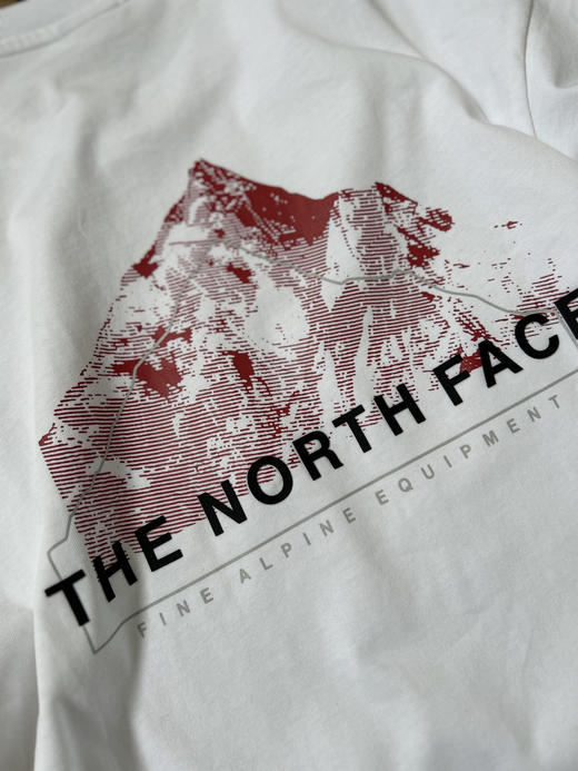 原单正品 TNF北面后背红色大山印花T恤，2026夏季新款，采用高克重230克，洗水面料， 版型稳定 ，彩色图案，趣味又吸晴，上身显瘦穿搭！
颜色：黑色 白色
尺码：M-2XL 商品图2