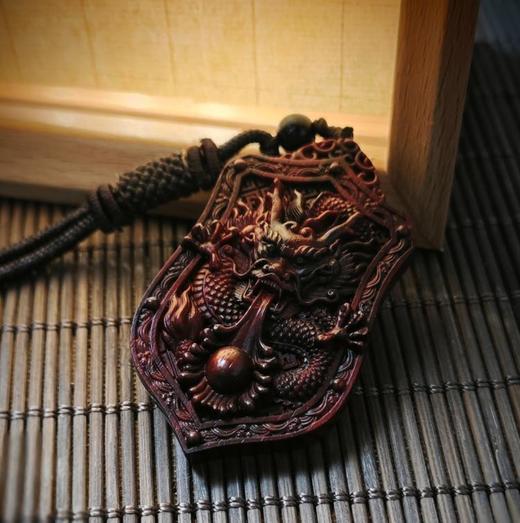 【小叶紫檀龙牌吊坠】龙吸水 长5cm 宽度2.8cm 厚度0.8cm | 大梦香堂 商品图0