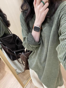 女士慵懒风显瘦撞色条纹长袖T恤，特调橄榄绿，自带清冷感，穿出冷白皮，上身显瘦