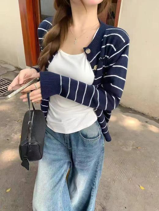 F032074日常休闲百搭微宽松直筒版型藏青条纹圆领针织开衫 商品图14