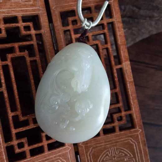 【天然正品】天然新疆籽料细腻油润度佳马上封侯（一帆风顺）和田玉吊坠手把件58.0*41.9*28.9MM（皆取最大值）120326NJ11 商品图6