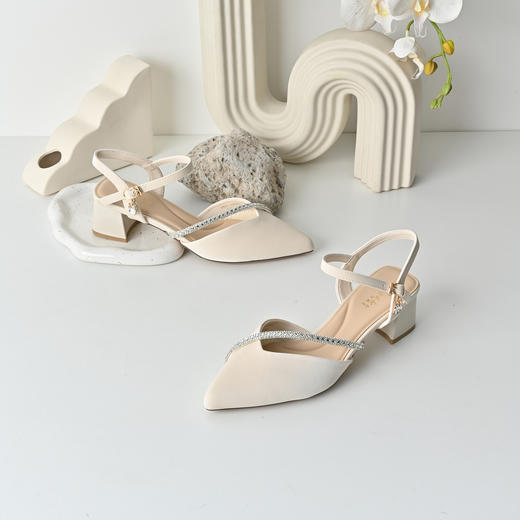 经典鲨2026夏季专柜新品优雅尖头中粗跟气质水钻单鞋凉鞋女KW87-629051 商品图2