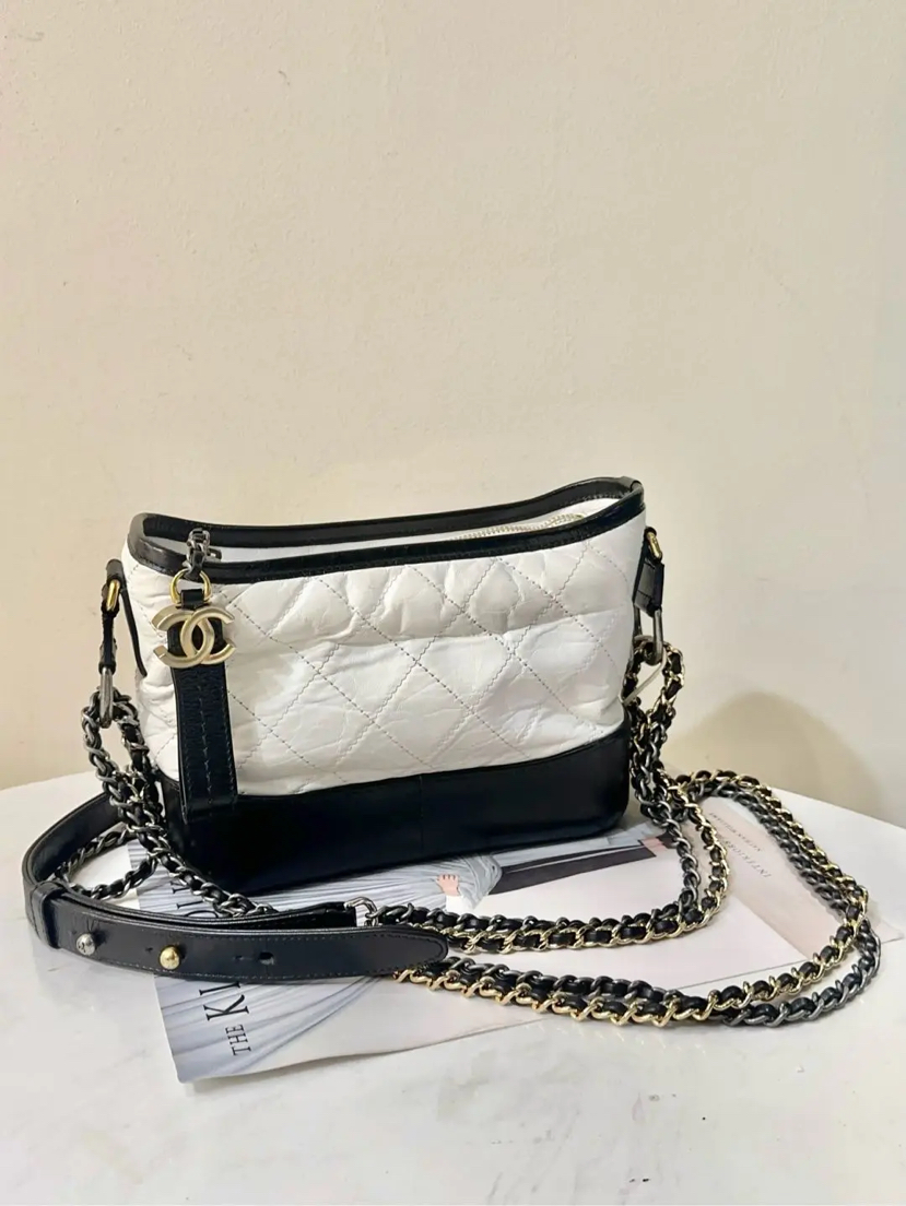 Chanel 小号 黑白熊猫色 油蜡牛皮 流浪包