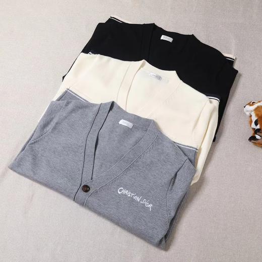 F032061休闲百搭V领排扣下摆条纹设计字母刺绣开衫 商品图3