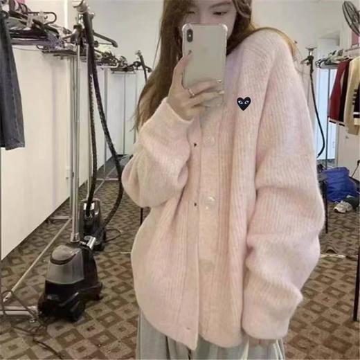 F032073宽松落肩版型简约休闲温柔粉V领竖坑条针织开衫 商品图8