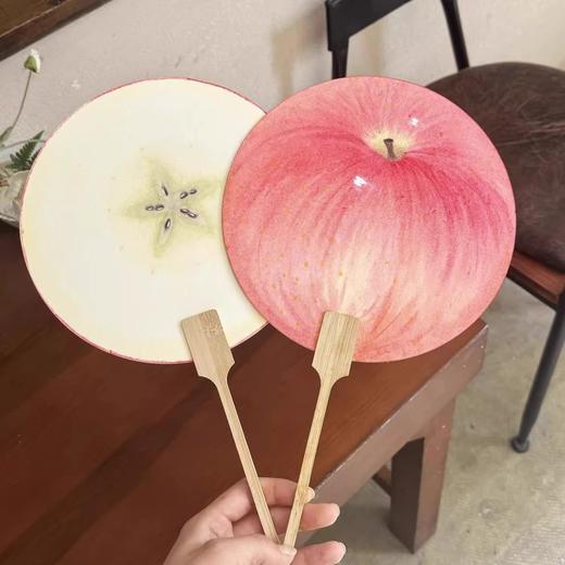 【夏日清凉❗️创意水果扇】仿真苹果造型萌趣十足，轻便不压手，竹柄流苏国风感，夏日纳凉神器，随身携带便携手摇扇家用高颜值学生L 商品图3