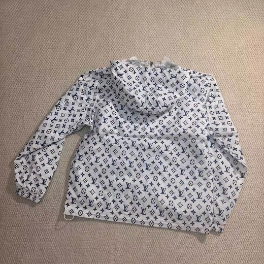 F032033春秋新款男女同款白底蓝老花满印连帽冲锋夹克外套 商品图1