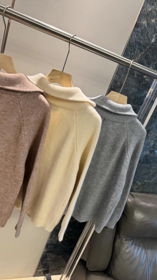 F032073宽松落肩版型简约休闲温柔粉V领竖坑条针织开衫 商品图1