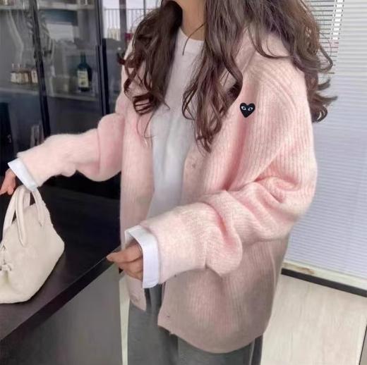 F032073宽松落肩版型简约休闲温柔粉V领竖坑条针织开衫 商品图10