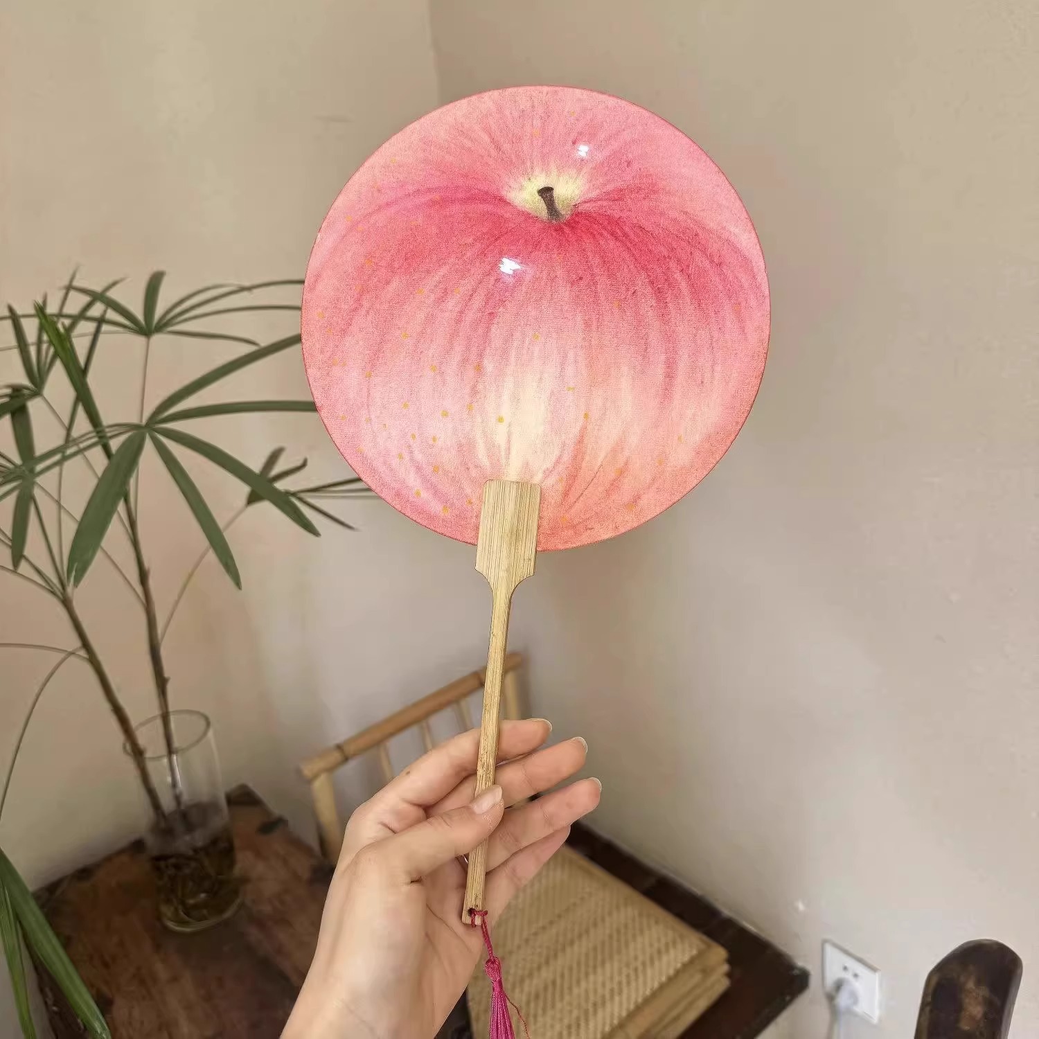 【夏日清凉❗️创意水果扇】仿真苹果造型萌趣十足，轻便不压手，竹柄流苏国风感，夏日纳凉神器，随身携带便携手摇扇家用高颜值学生L