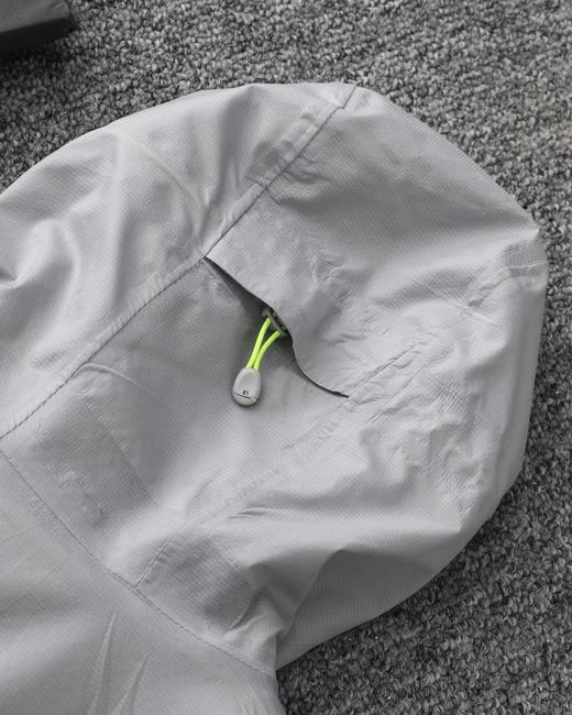 F032062运动户外徒步F防风防水透汽散热连帽防晒衣冲锋衣 商品图11