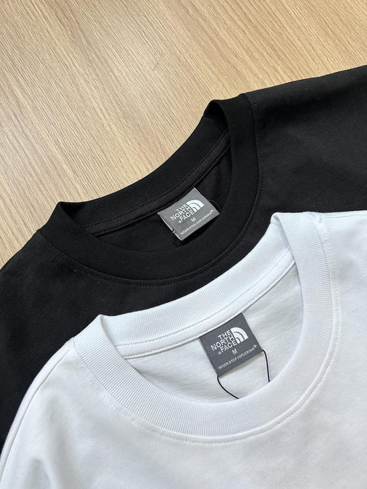 原单正品 TNF北面后背红色大山印花T恤，2026夏季新款，采用高克重230克，洗水面料， 版型稳定 ，彩色图案，趣味又吸晴，上身显瘦穿搭！
颜色：黑色 白色
尺码：M-2XL 商品图5