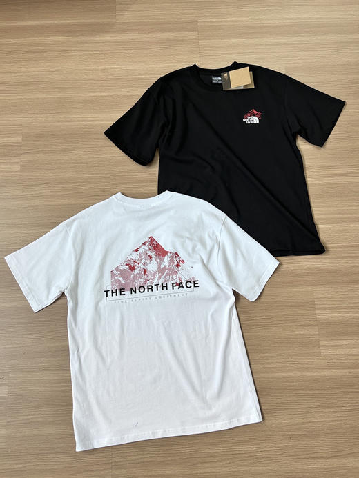 原单正品 TNF北面后背红色大山印花T恤，2026夏季新款，采用高克重230克，洗水面料， 版型稳定 ，彩色图案，趣味又吸晴，上身显瘦穿搭！
颜色：黑色 白色
尺码：M-2XL 商品图0
