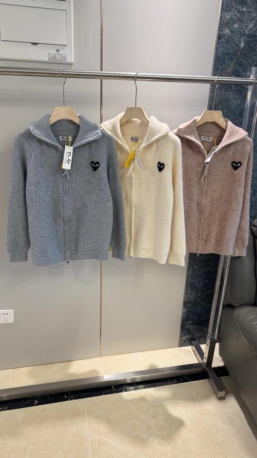 F032073宽松落肩版型简约休闲温柔粉V领竖坑条针织开衫 商品图0