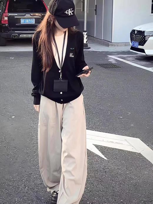 F0320150慵懒随性日系通勤黑色V领刺绣针织假两件开衫 商品图10