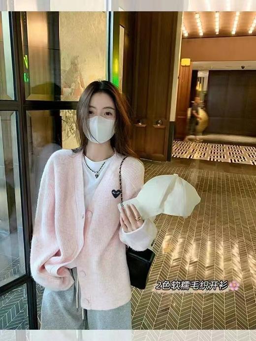 F032073宽松落肩版型简约休闲温柔粉V领竖坑条针织开衫 商品图6