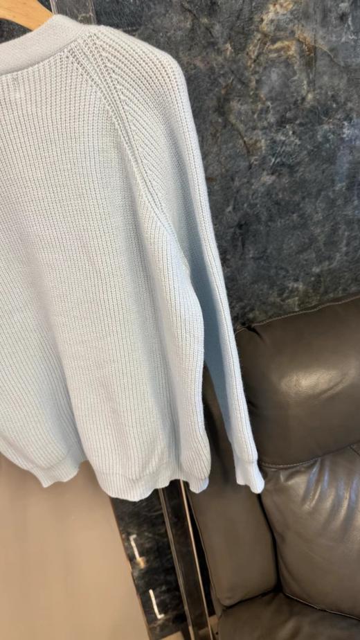 F032079宽松落肩版型V领设计浅蓝坑条V领针织开衫 商品图5