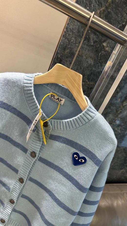 F032072奶蓝条纹圆领短款微宽松版型下摆收口设计针织开衫 商品图3