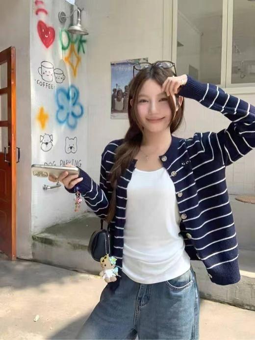 F032074日常休闲百搭微宽松直筒版型藏青条纹圆领针织开衫 商品图8