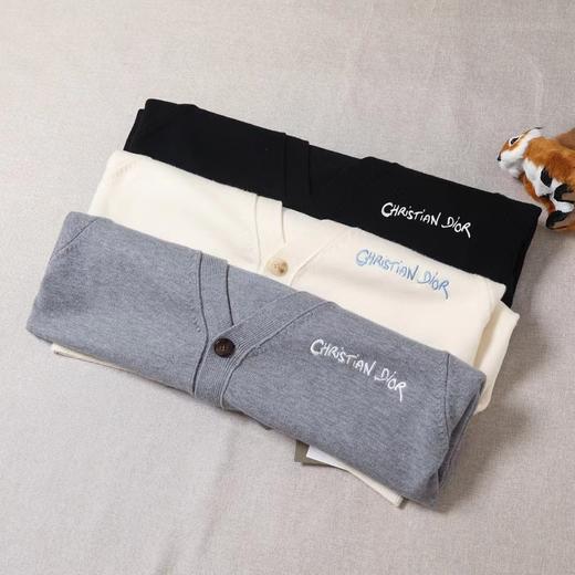 F032061休闲百搭V领排扣下摆条纹设计字母刺绣开衫 商品图4