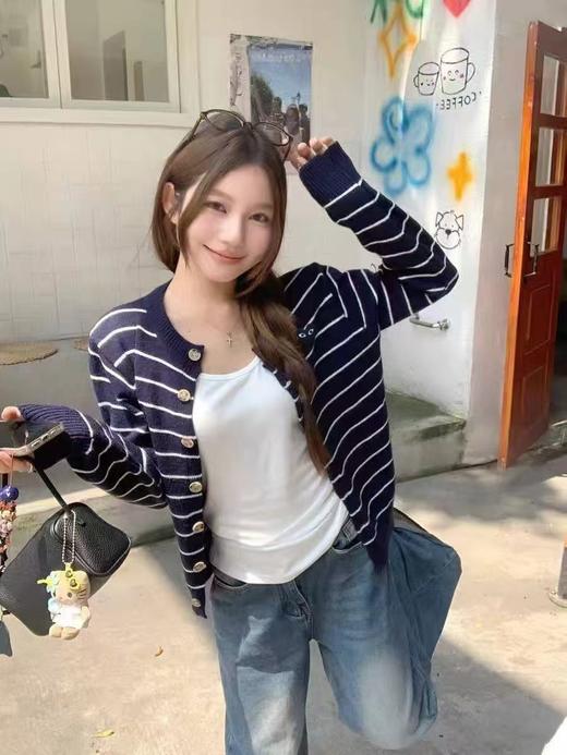 F032074日常休闲百搭微宽松直筒版型藏青条纹圆领针织开衫 商品图7