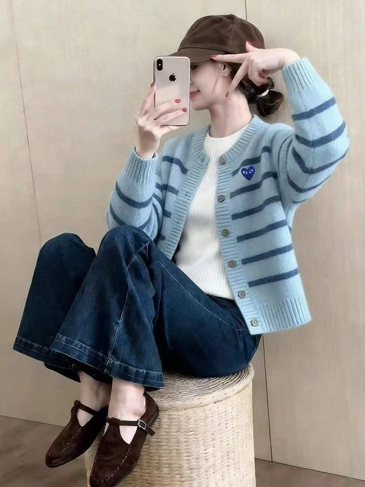 F032072奶蓝条纹圆领短款微宽松版型下摆收口设计针织开衫 商品图6