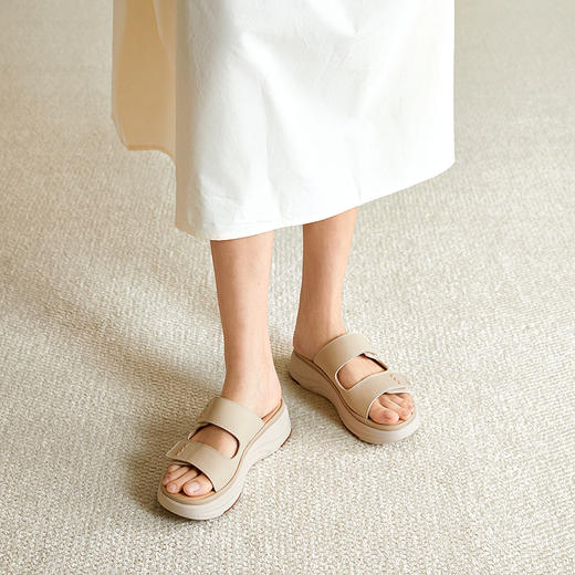 【上新】千百度厚底真皮露趾凉拖鞋女2026夏季新款平底增高一字拖A26386292 商品图1