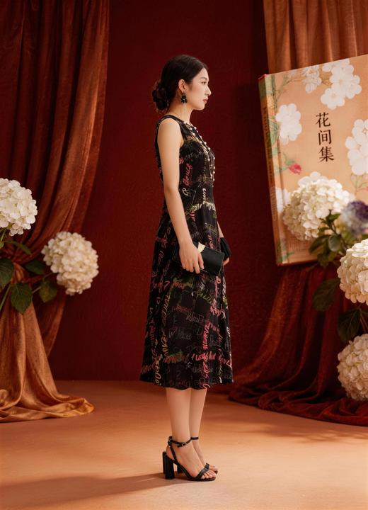 HJ2S09_水红色_连衣裙_夏季_简约大方彩线涂鸦字母印花圆领收腰 A 字大摆裙_高级女装_BERNIEELEN 伯妮斯茵 商品图4