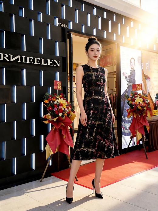 HJ2S09_水红色_连衣裙_夏季_简约大方彩线涂鸦字母印花圆领收腰 A 字大摆裙_高级女装_BERNIEELEN 伯妮斯茵 商品图2