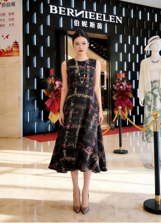 HJ2S09_水红色_连衣裙_夏季_简约大方彩线涂鸦字母印花圆领收腰 A 字大摆裙_高级女装_BERNIEELEN 伯妮斯茵 商品图9