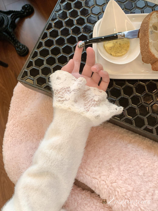 <曾小咸推荐>3.23现货秒杀 ！微信超特价！ 半高领蕾丝针织打底衫 日常159.99 立减70 秒杀89.99！！ 毛绒外套 秒杀139.99！！ 商品图6