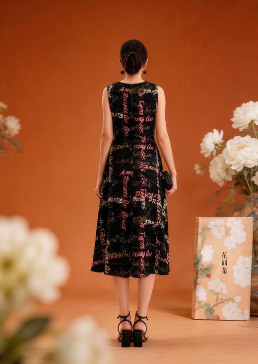 HJ2S09_水红色_连衣裙_夏季_简约大方彩线涂鸦字母印花圆领收腰 A 字大摆裙_高级女装_BERNIEELEN 伯妮斯茵 商品图8