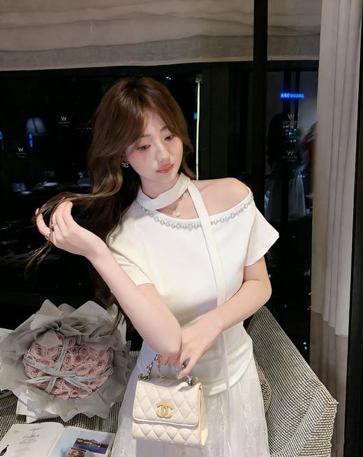 张心子【慵懒周末】挂脖露肩不规则显瘦小众设计上衣 U2603013 商品图8