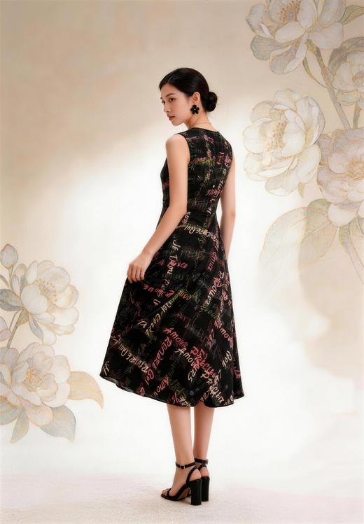 HJ2S09_水红色_连衣裙_夏季_简约大方彩线涂鸦字母印花圆领收腰 A 字大摆裙_高级女装_BERNIEELEN 伯妮斯茵 商品图7