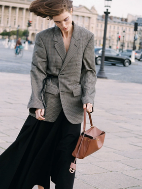 春天万能穿搭公式：西装+半裙，照搬就好看