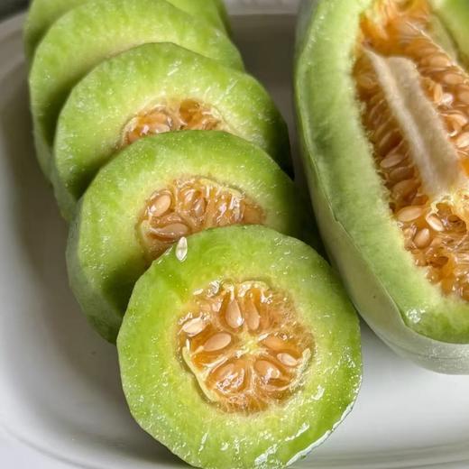 【博洋蜜瓜】脆嫩香甜，不是那种齁嗓子的甜 是像小时候蹲在瓜棚边，刚摘下来的，薄如纸的皮，籽细得不用吐，糖分匀得刚刚好，从瓜皮到瓜芯，每一口都清甜，咬下去"咔嚓"一声，汁水顺着嘴角往下流 。 商品图3