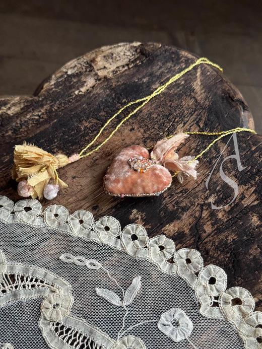 Antomoon 26SS 手工古董珠绣心型吊坠长项链 商品图11