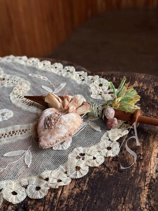 Antomoon 26SS 手工古董珠绣心型吊坠长项链 商品图10